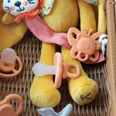 কাস্টম মিষ্টি কার্টুন আকৃতির সিলিকন pacifier BPA বিনামূল্যে শিশুর দাঁত এবং শান্ত শিশুর নরম pacifier