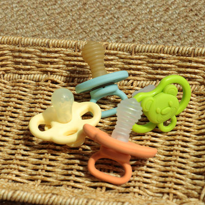 কাস্টম মিষ্টি কার্টুন আকৃতির সিলিকন pacifier BPA বিনামূল্যে শিশুর দাঁত এবং শান্ত শিশুর নরম pacifier